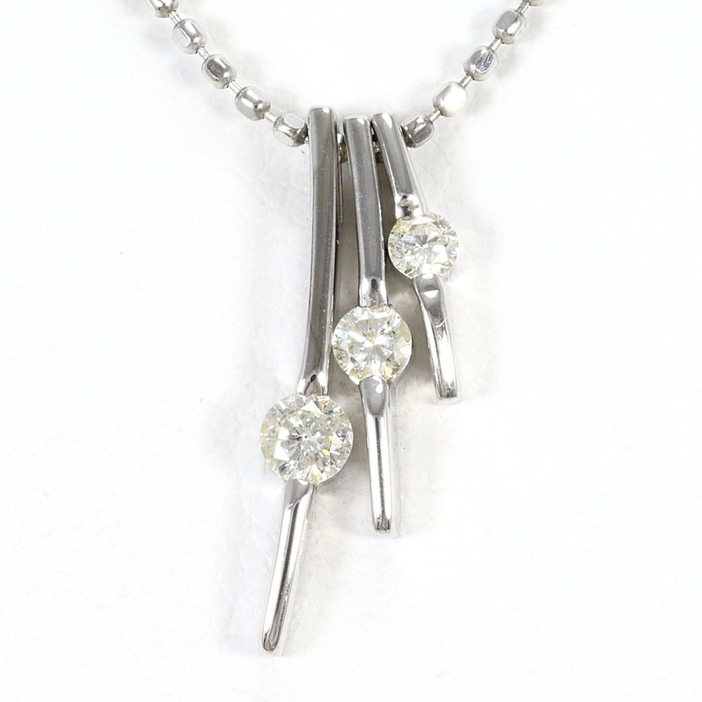 18K (18-karat white gold) necklace with 0.13ct diamond, total weight 2.2g, 45...